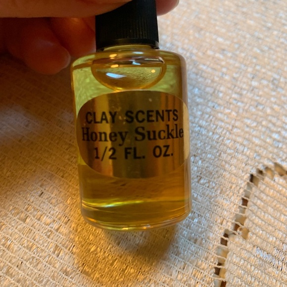 Clay Scents Honey Suckle Oil 1/2 FL OZ - Picture 1 of 5